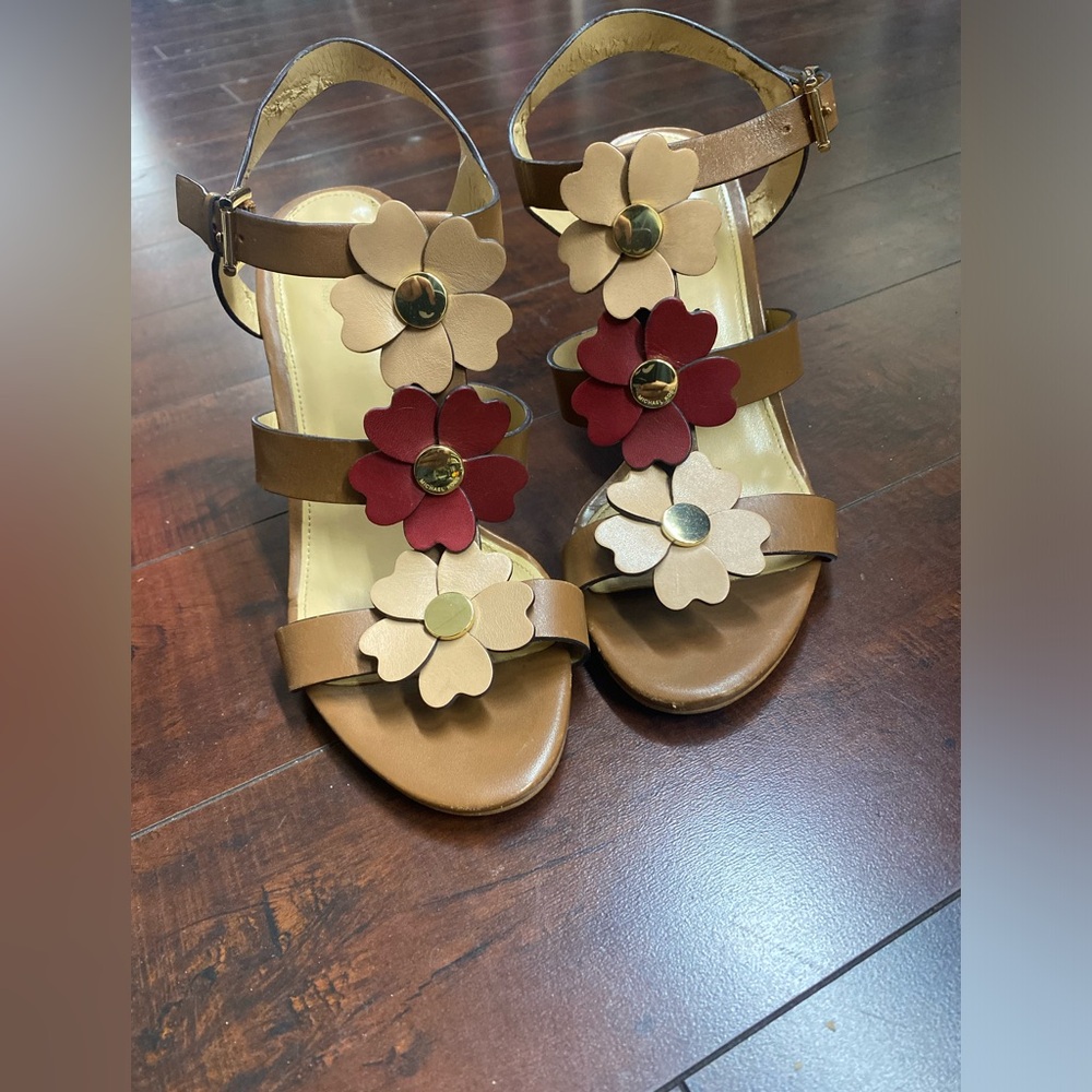 Michael Kors Kit dress sandals Luggage Toffee 7 T Strap Floral Embellishment.